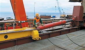 Гидравлический толкатель ТМК400Г2500 для продольной надвижки мостовых конструкций через Амурский залив, г. Владивосток; 2011-2012 гг.